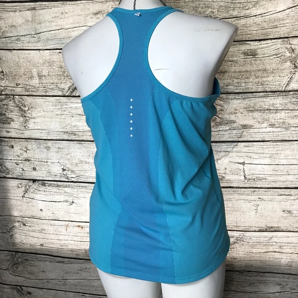 nike dri fit blue tank top size XL. 


Pit to pit approx:  20 inches - Picture 4 of 7
